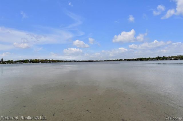 5264 Cooley Lake Road, Waterford, MI 48327