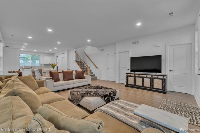 5264 Cooley Lake Road, Waterford, MI 48327