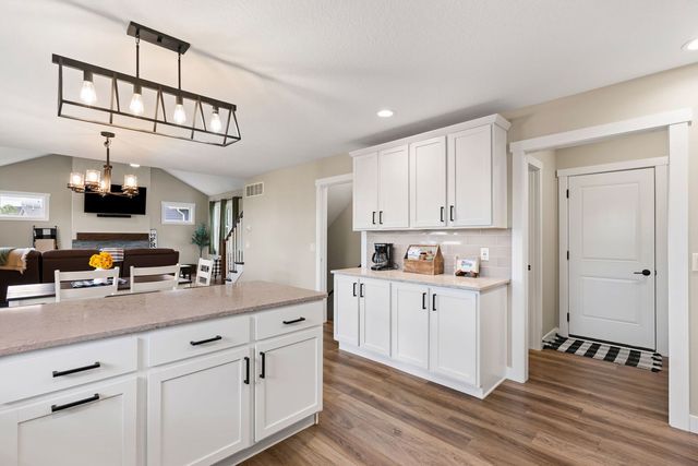 1217 W 64th Street, Davenport, IA 52806