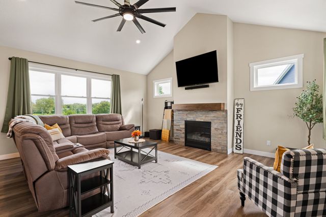 1217 W 64th Street, Davenport, IA 52806