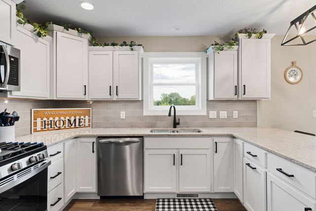 1217 W 64th Street, Davenport, IA 52806