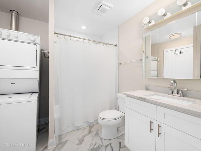 120 Lakeview Drive 417, Bloomingdale, IL 60108