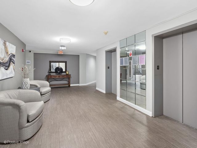 120 Lakeview Drive 417, Bloomingdale, IL 60108