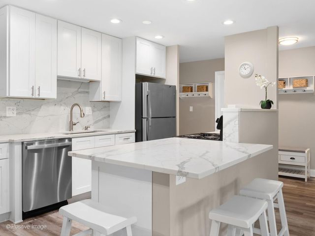 120 Lakeview Drive 417, Bloomingdale, IL 60108