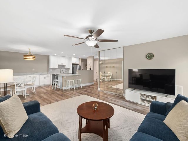 120 Lakeview Drive 417, Bloomingdale, IL 60108