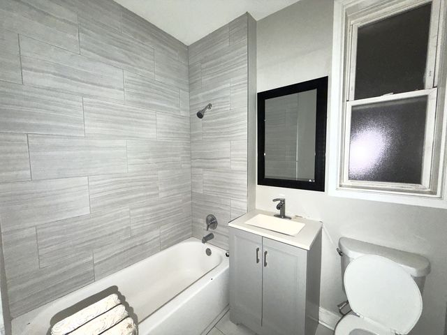 3349 W Sunnyside Avenue 3, Chicago, IL 60625