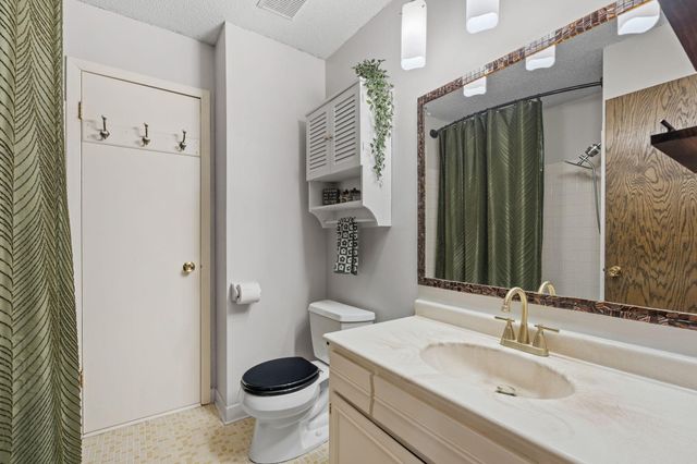 239 Highwood Drive, Chaska, MN 55318