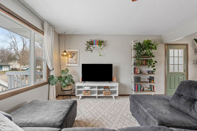 239 Highwood Drive, Chaska, MN 55318