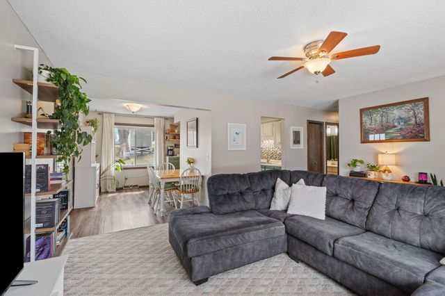 239 Highwood Drive, Chaska, MN 55318