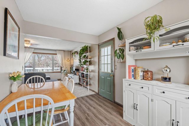 239 Highwood Drive, Chaska, MN 55318