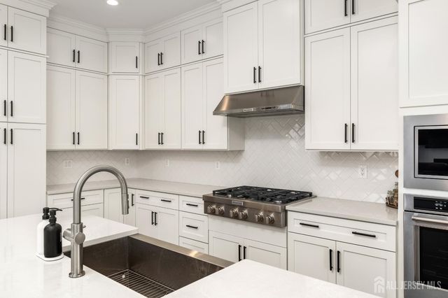 2 Evelyn Court, Cranbury, NJ 08512