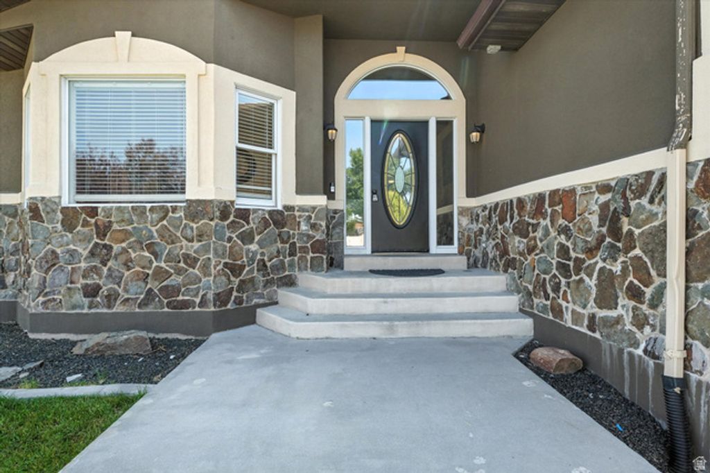 Image 2 of property listing at 2640 ASPEN PARK LN, North Logan, UT 84341