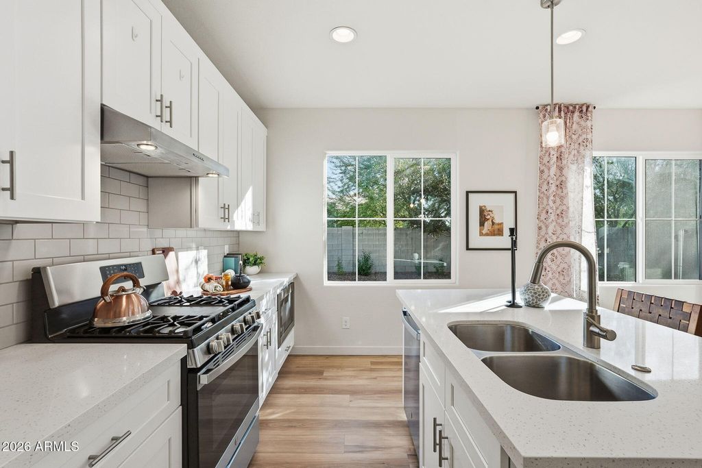 Image 10 of property listing at 6536 N 15TH Drive, Phoenix, AZ 85015