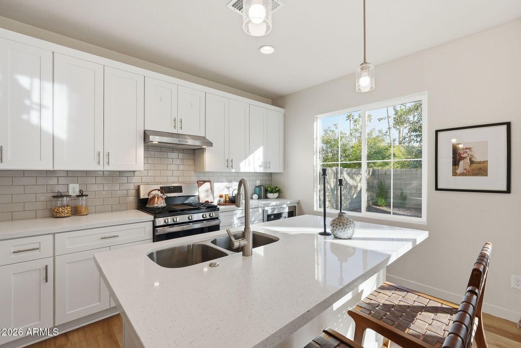 Image 8 of property listing at 6536 N 15TH Drive, Phoenix, AZ 85015