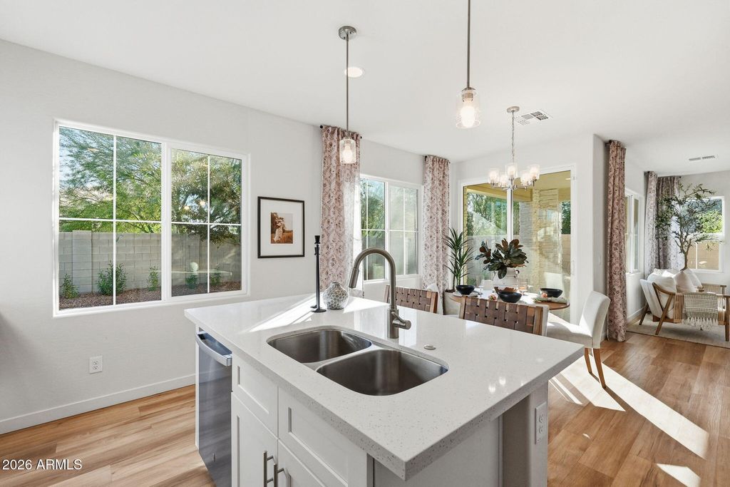 Image 9 of property listing at 6536 N 15TH Drive, Phoenix, AZ 85015