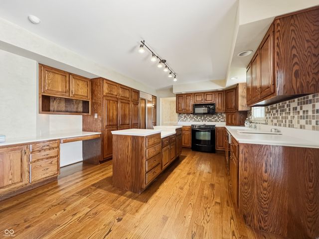 3810 Lakeside Drive, Columbus, IN 47203