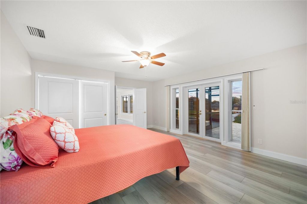 Image 12 of property listing at 402 HARBOR VIEW LANE, Largo, FL 33770