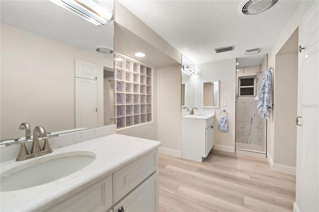 Image 14 of property listing at 402 HARBOR VIEW LANE, Largo, FL 33770