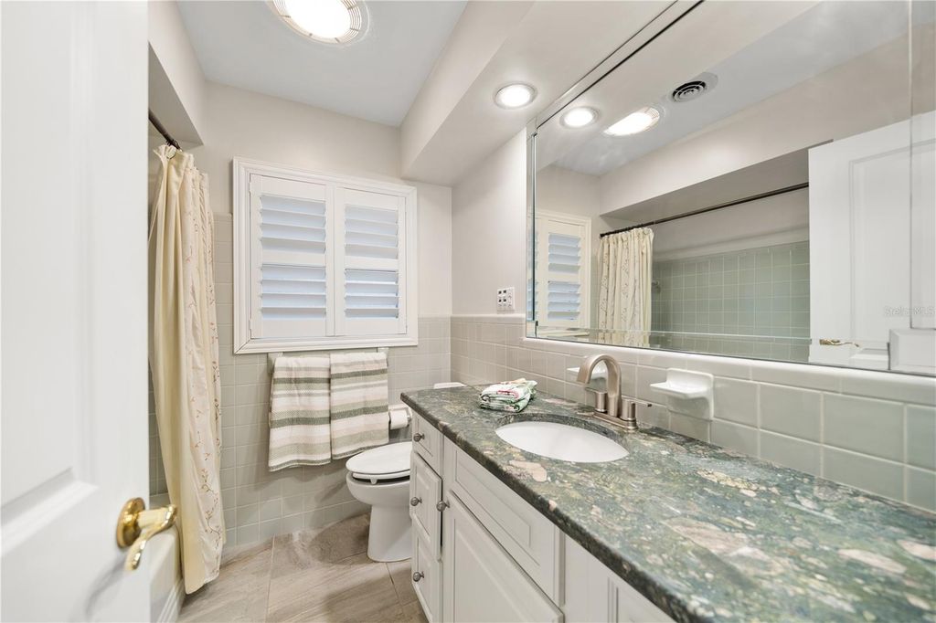 Image 17 of property listing at 402 HARBOR VIEW LANE, Largo, FL 33770