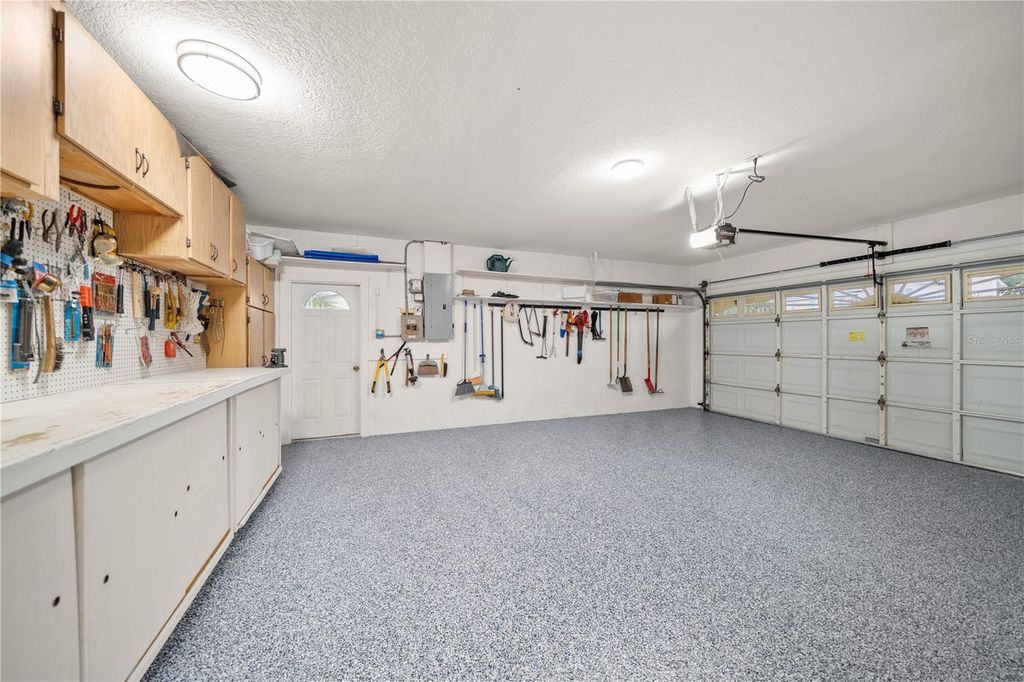 Image 20 of property listing at 402 HARBOR VIEW LANE, Largo, FL 33770