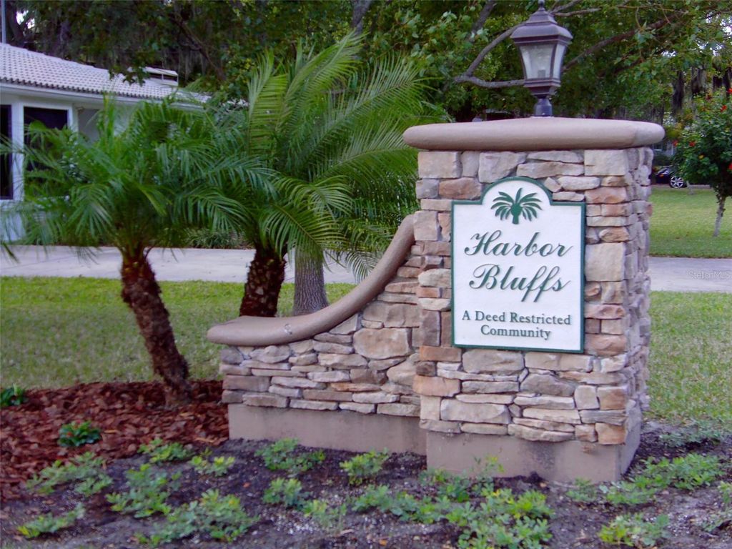 Image 21 of property listing at 402 HARBOR VIEW LANE, Largo, FL 33770