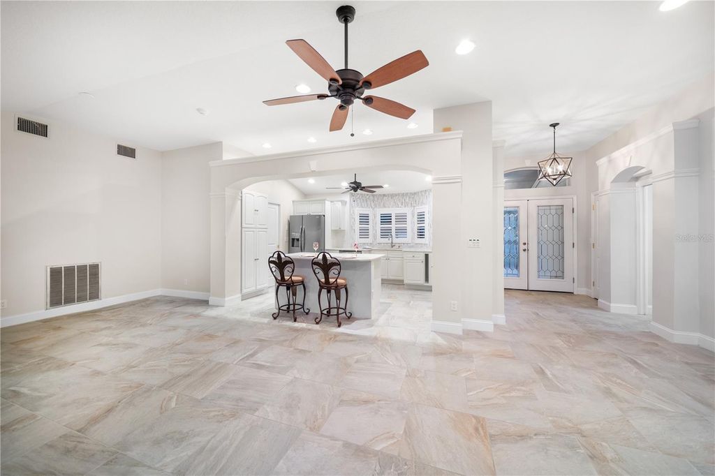 Image 23 of property listing at 402 HARBOR VIEW LANE, Largo, FL 33770