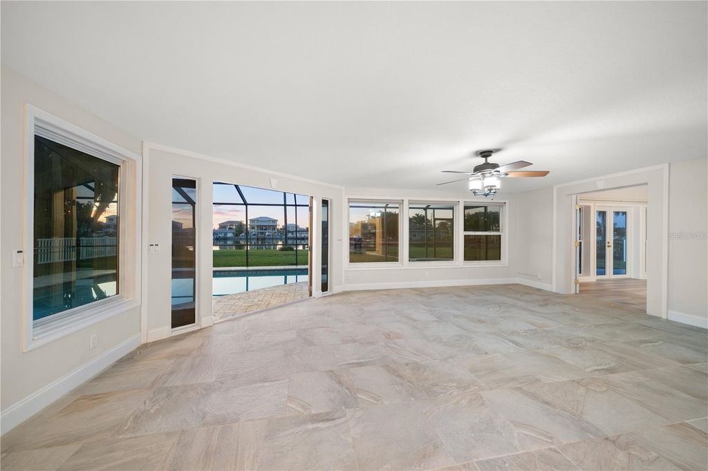 Image 24 of property listing at 402 HARBOR VIEW LANE, Largo, FL 33770