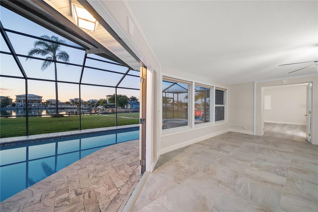 Image 26 of property listing at 402 HARBOR VIEW LANE, Largo, FL 33770