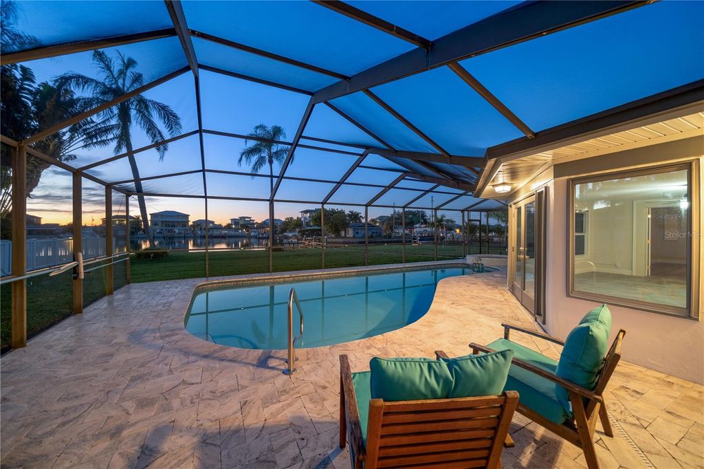 Image 34 of property listing at 402 HARBOR VIEW LANE, Largo, FL 33770