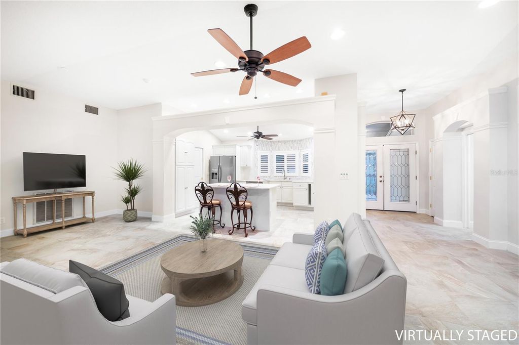 Image 9 of property listing at 402 HARBOR VIEW LANE, Largo, FL 33770