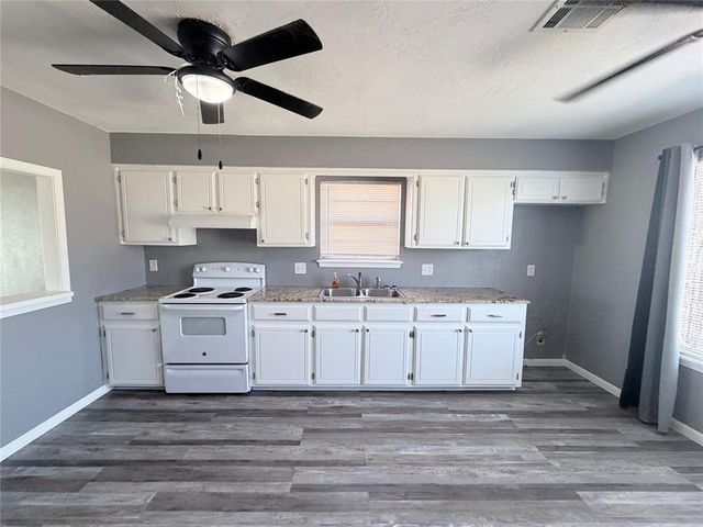 2990 Greenleaf Drive, Newalla, OK 74857