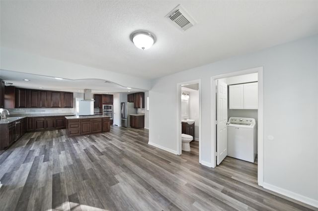 5107 Whittier Oaks Drive, Friendswood, TX 77546