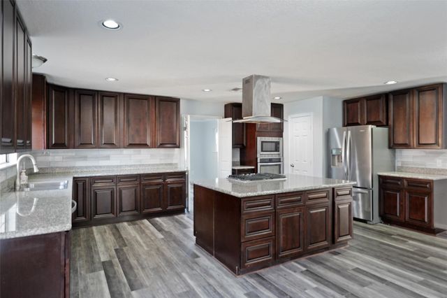 5107 Whittier Oaks Drive, Friendswood, TX 77546