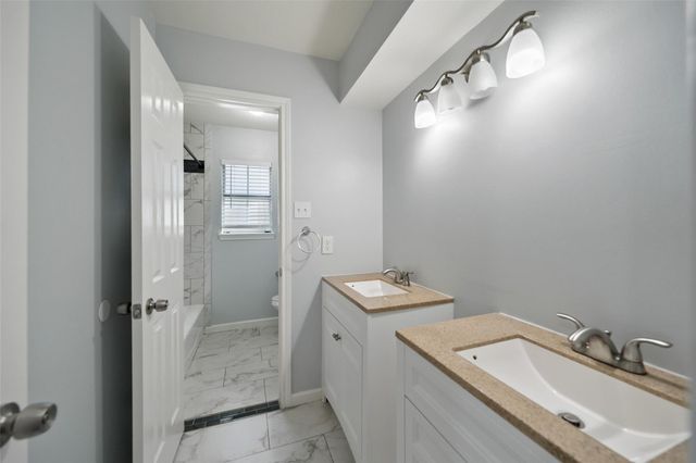 5107 Whittier Oaks Drive, Friendswood, TX 77546