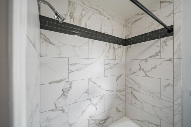 5107 Whittier Oaks Drive, Friendswood, TX 77546