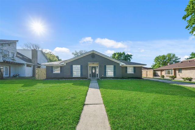 5107 Whittier Oaks Drive, Friendswood, TX 77546