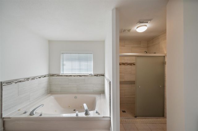 5107 Whittier Oaks Drive, Friendswood, TX 77546