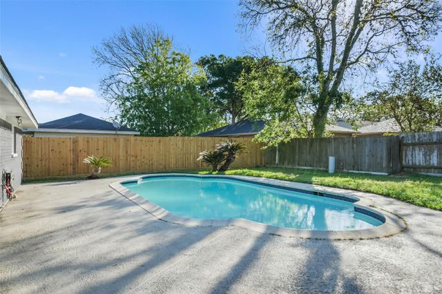 5107 Whittier Oaks Drive, Friendswood, TX 77546