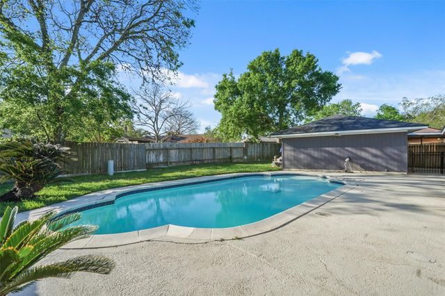 5107 Whittier Oaks Drive, Friendswood, TX 77546