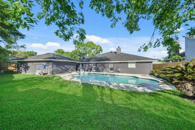 5107 Whittier Oaks Drive, Friendswood, TX 77546