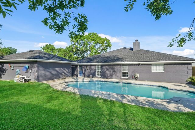 5107 Whittier Oaks Drive, Friendswood, TX 77546
