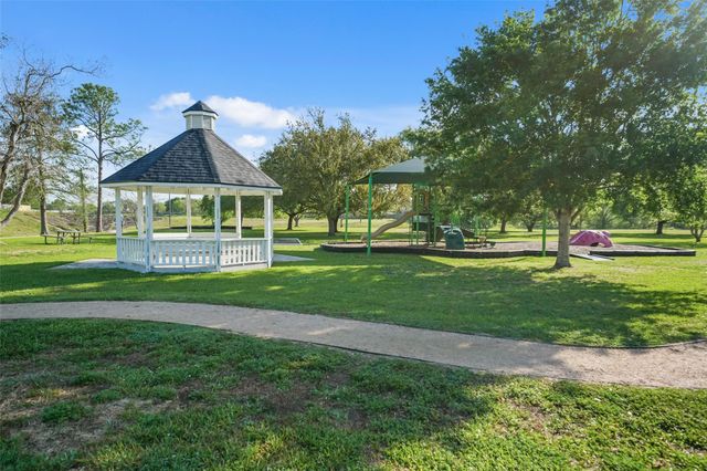 5107 Whittier Oaks Drive, Friendswood, TX 77546