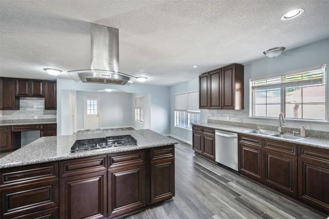 5107 Whittier Oaks Drive, Friendswood, TX 77546