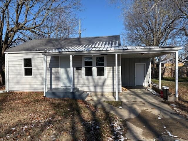 221 W South Street, Aurora, MO 65605