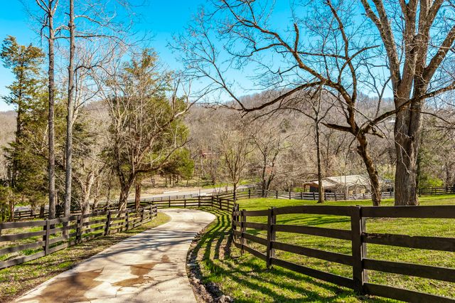 655 Cummings Ln, Cottontown, TN 37048