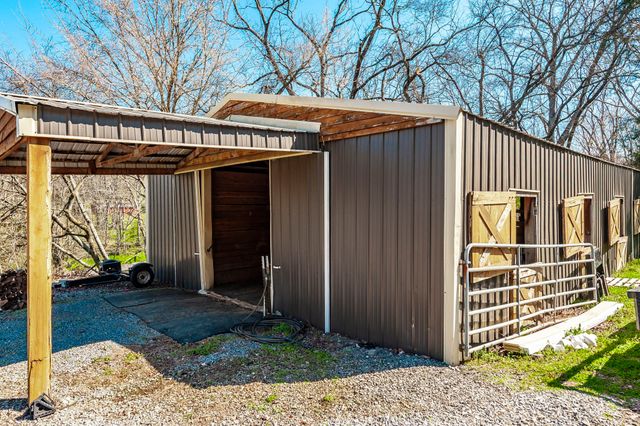 655 Cummings Ln, Cottontown, TN 37048