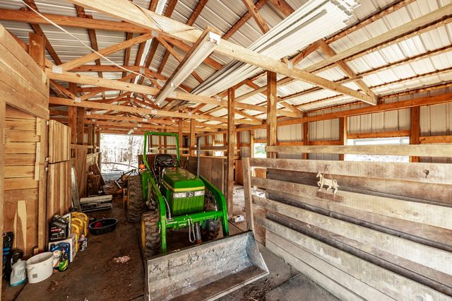 655 Cummings Ln, Cottontown, TN 37048