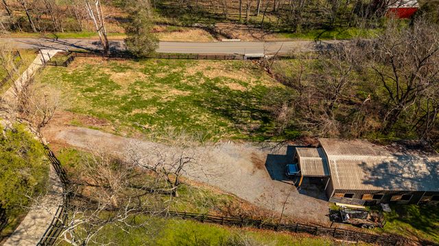 655 Cummings Ln, Cottontown, TN 37048