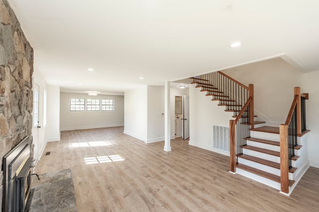 655 Cummings Ln, Cottontown, TN 37048