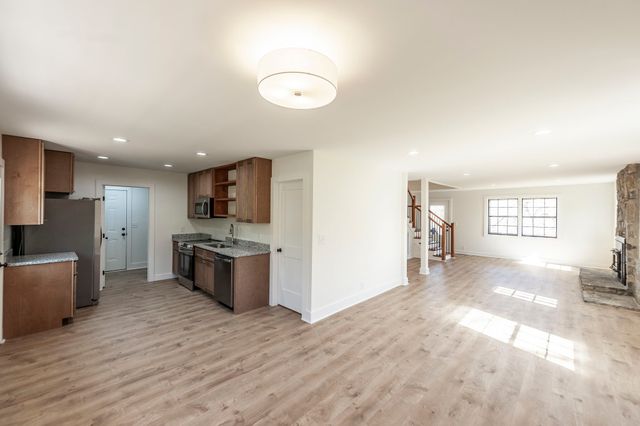 655 Cummings Ln, Cottontown, TN 37048